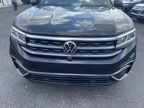 Deep Black Pearl Effect 2022 Volkswagen Atlas Cross Sport 3.6L V6 SEL Premium R-Line