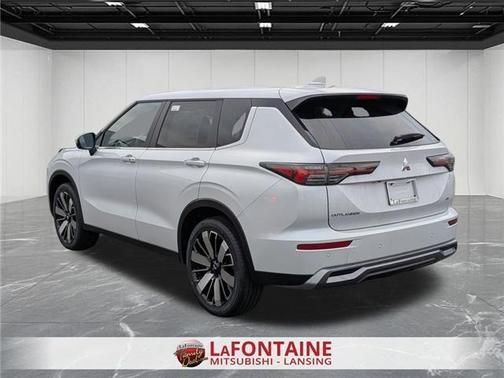 Diamond White 2026 Mitsubishi Outlander LE