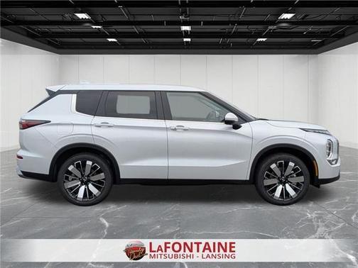 Diamond White 2026 Mitsubishi Outlander LE