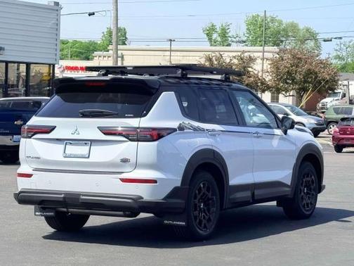Diamond White 2026 Mitsubishi Outlander Trail Edition