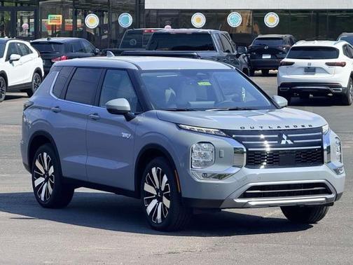 Moonstone 2026 Mitsubishi Outlander PHEV SE