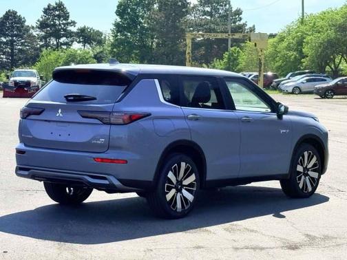 Moonstone 2026 Mitsubishi Outlander PHEV SE