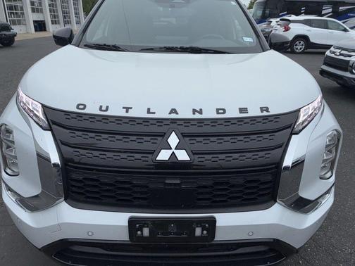 White 2023 Mitsubishi Outlander SE