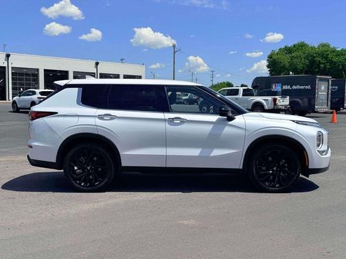 White 2023 Mitsubishi Outlander SE