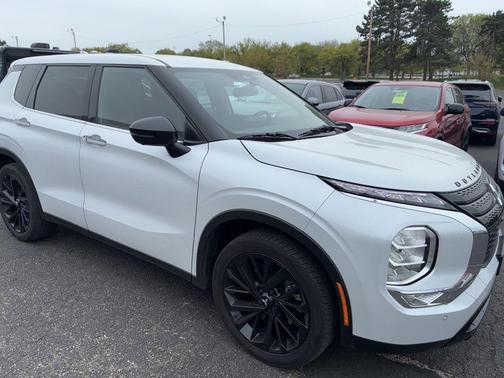 White 2023 Mitsubishi Outlander SE
