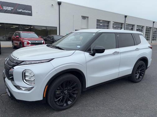 White 2023 Mitsubishi Outlander SE