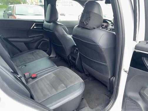 White 2023 Mitsubishi Outlander SE