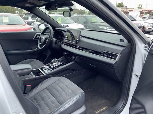 White 2023 Mitsubishi Outlander SE