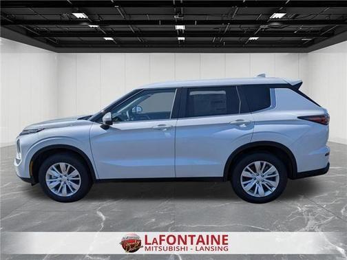 Diamond White 2026 Mitsubishi Outlander ES