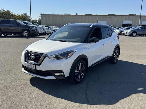Aspen White/Super Black 2020 Nissan Kicks SR