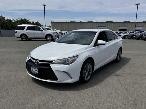 Super White 2016 Toyota Camry SE