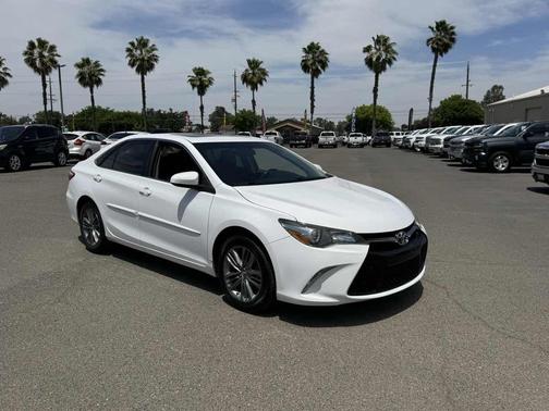 Super White 2017 Toyota Camry SE