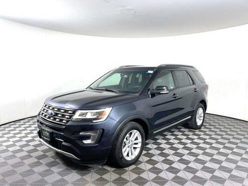 Photo 3 of 38 of 2017 Ford Explorer XLT