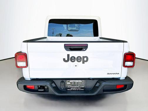 Bright White Clearcoat 2026 Jeep Gladiator Sport