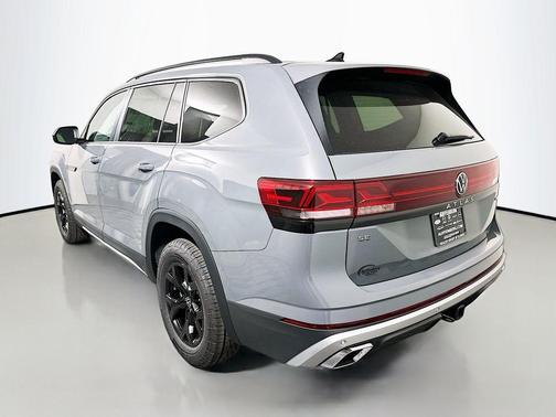 Pure Gray 2026 Volkswagen Atlas 2.0T Peak Edition