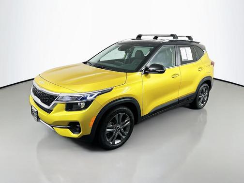 Starbright Yellow / Black Roof 2023 Kia Seltos S