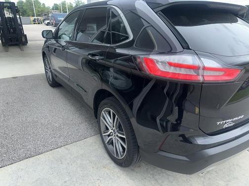 Agate Black Metallic 2022 Ford Edge Titanium
