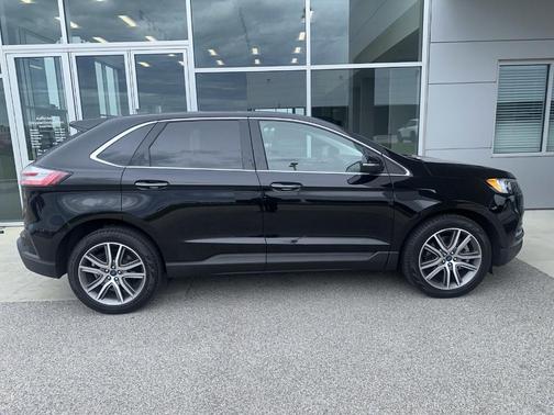 Agate Black Metallic 2022 Ford Edge Titanium