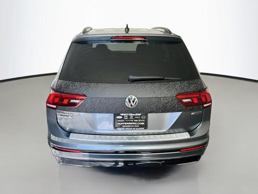 Platinum Gray Metallic 2021 Volkswagen Tiguan 2.0T SE R-Line Black
