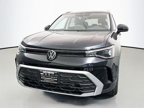 Deep Black Pearl Effect 2026 Volkswagen Taos 1.5T SE