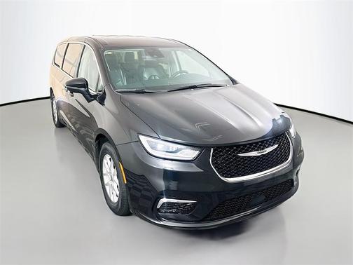 2023 Chrysler Pacifica Touring-L