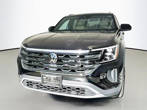 Deep Black Pearl Effect 2026 Volkswagen Atlas Cross Sport 2.0T SE