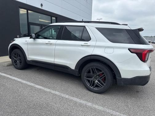 White Metallic 2025 Ford Explorer ST-Line