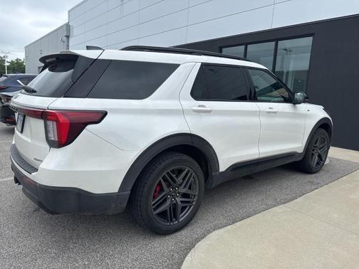 White Metallic 2025 Ford Explorer ST-Line