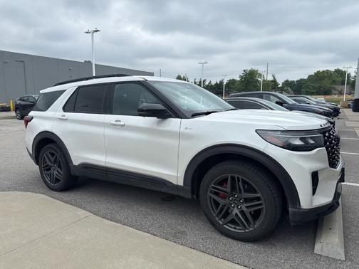 White Metallic 2025 Ford Explorer ST-Line