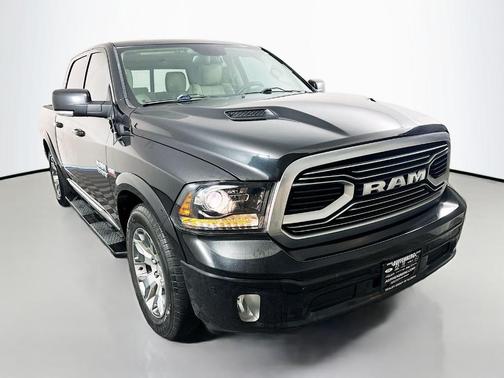 Brilliant Black Crystal Pearlcoat 2018 RAM 1500 Longhorn