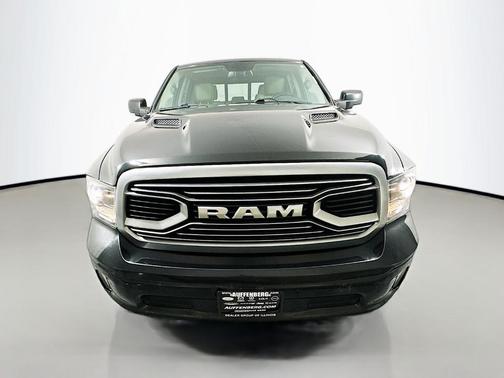 Brilliant Black Crystal Pearlcoat 2018 RAM 1500 Longhorn