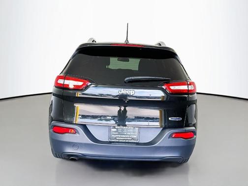 Brilliant Black Crystal Pearlcoat 2016 Jeep Cherokee Latitude