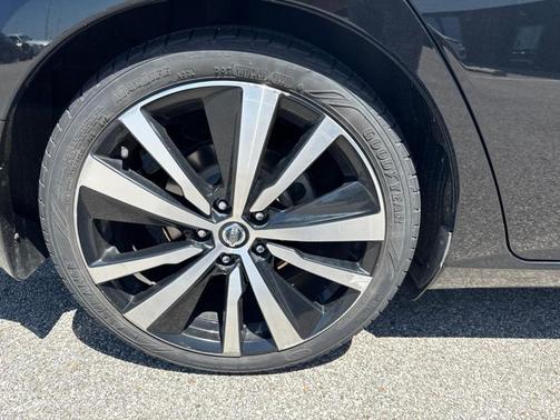 Black 2019 Nissan Altima 2.5 SR