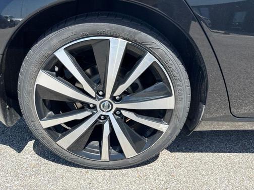 Black 2019 Nissan Altima 2.5 SR