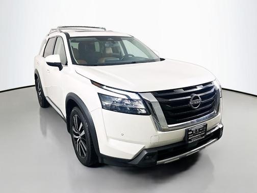 White 2023 Nissan Pathfinder Platinum