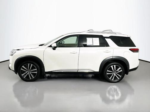 White 2023 Nissan Pathfinder Platinum