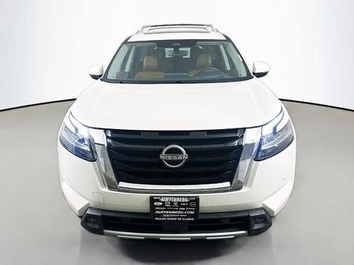 White 2023 Nissan Pathfinder Platinum