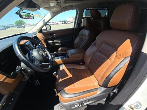 White 2023 Nissan Pathfinder Platinum
