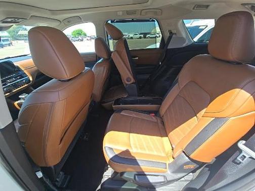 White 2023 Nissan Pathfinder Platinum