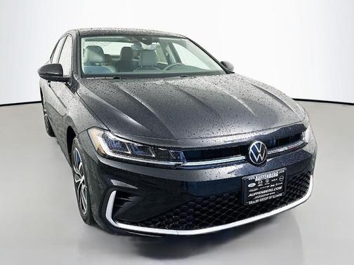 Deep Black Pearl Effect 2026 Volkswagen Jetta 1.5T SE