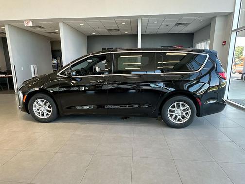 Diamond Black 2027 Chrysler Pacifica SELECT