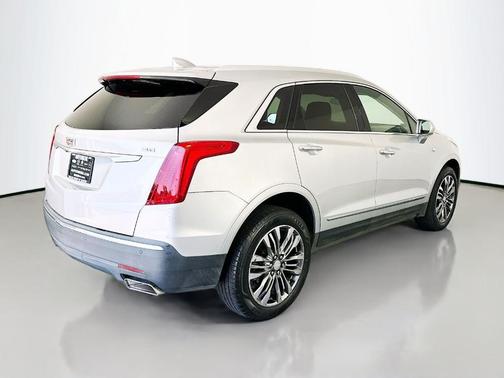 Radiant Silver Metallic 2018 Cadillac XT5 Premium Luxury
