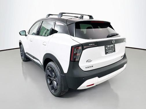 2t Wht Blk Roof 2026 Nissan Kicks SR