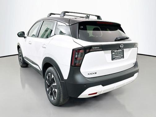 2t Wht Blk Roof 2026 Nissan Kicks SV