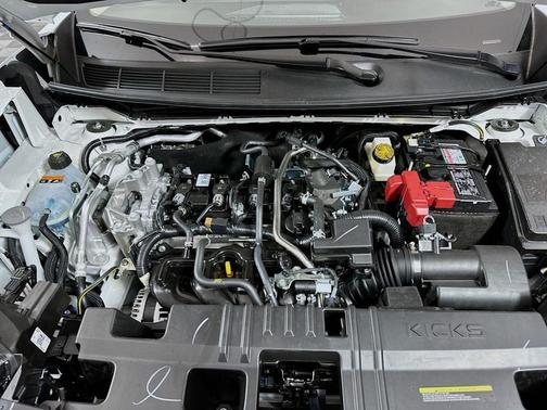 2t Wht Blk Roof 2026 Nissan Kicks SV