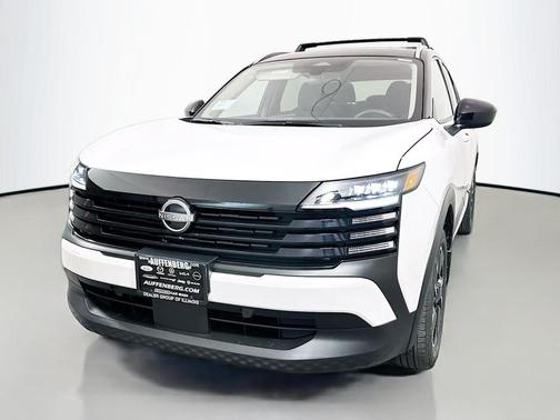 2t Wht Blk Roof 2026 Nissan Kicks SV