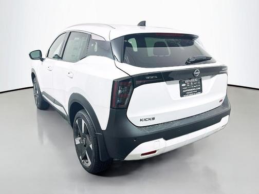 Aspen White Tri 2026 Nissan Kicks SR