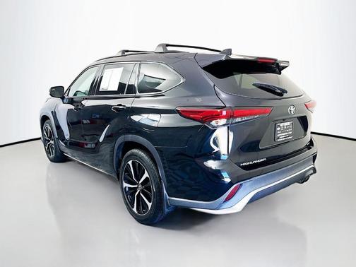 Midnight Black Metallic 2021 Toyota Highlander XSE