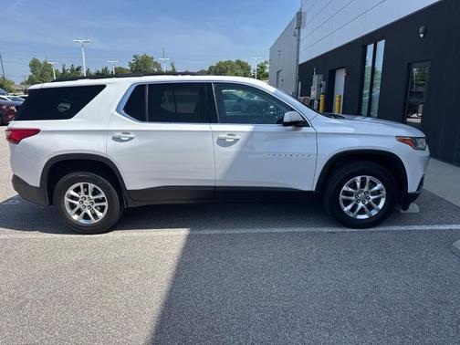 Iridescent Pearl Tricoat 2020 Chevrolet Traverse LT Cloth
