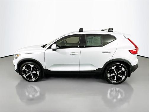 2021 Volvo XC40 T5 Momentum